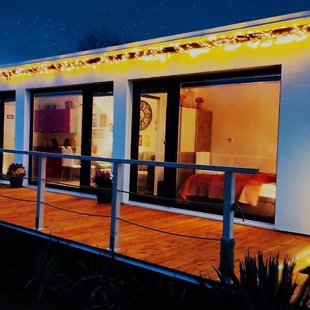 Tršice Ranch 66 - Moderni Tiny House Black Swallow Ve Stylu Route 66 Se Saunou A Bazenem מראה חיצוני תמונה