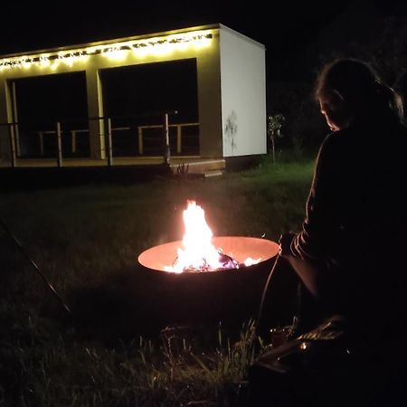 Tršice Ranch 66 - Moderni Tiny House Black Swallow Ve Stylu Route 66 Se Saunou A Bazenem מראה חיצוני תמונה