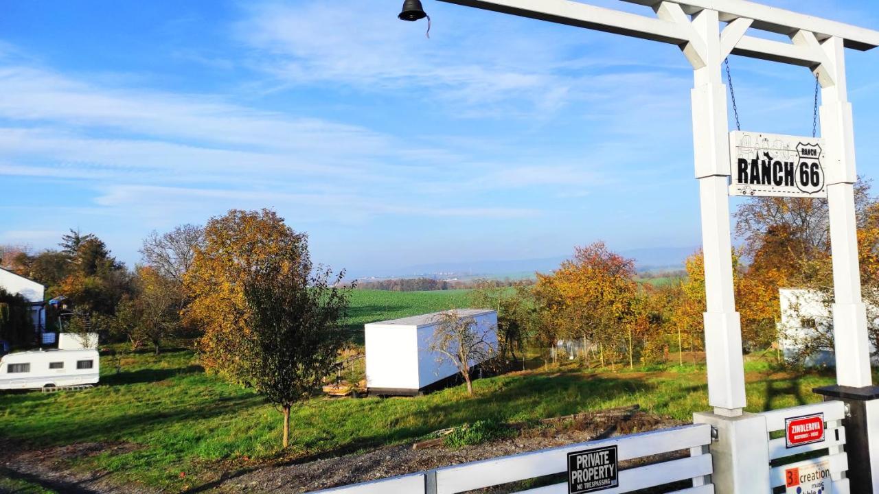 Tršice Ranch 66 - Moderni Tiny House Black Swallow Ve Stylu Route 66 Se Saunou A Bazenem מראה חיצוני תמונה