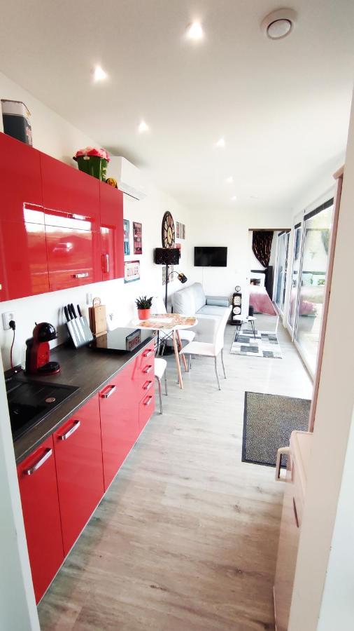 Tršice Ranch 66 - Moderni Tiny House Black Swallow Ve Stylu Route 66 Se Saunou A Bazenem מראה חיצוני תמונה