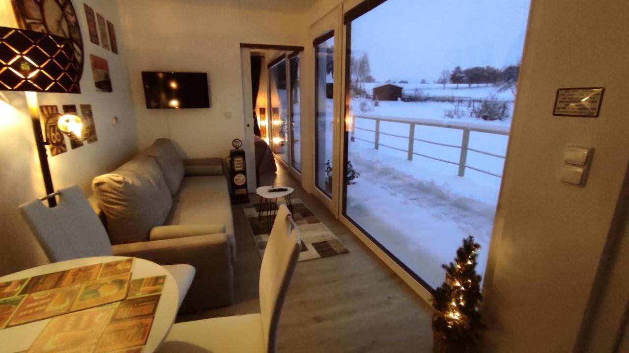 Tršice Ranch 66 - Moderni Tiny House Black Swallow Ve Stylu Route 66 Se Saunou A Bazenem מראה חיצוני תמונה