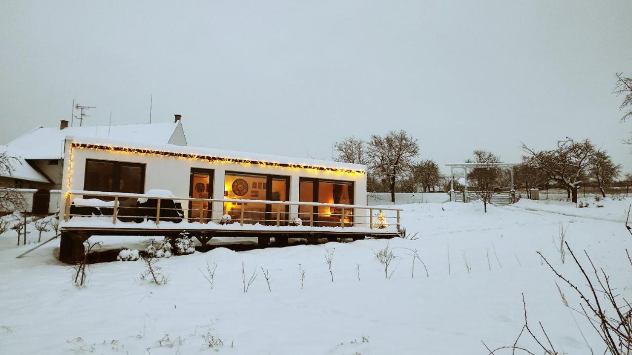 Tršice Ranch 66 - Moderni Tiny House Black Swallow Ve Stylu Route 66 Se Saunou A Bazenem מראה חיצוני תמונה