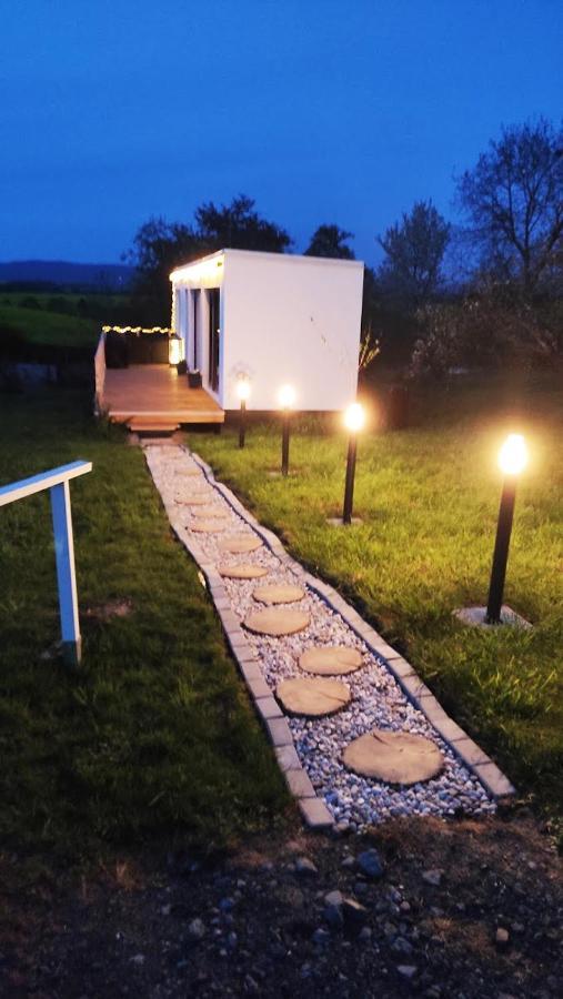 Tršice Ranch 66 - Moderni Tiny House Black Swallow Ve Stylu Route 66 Se Saunou A Bazenem מראה חיצוני תמונה