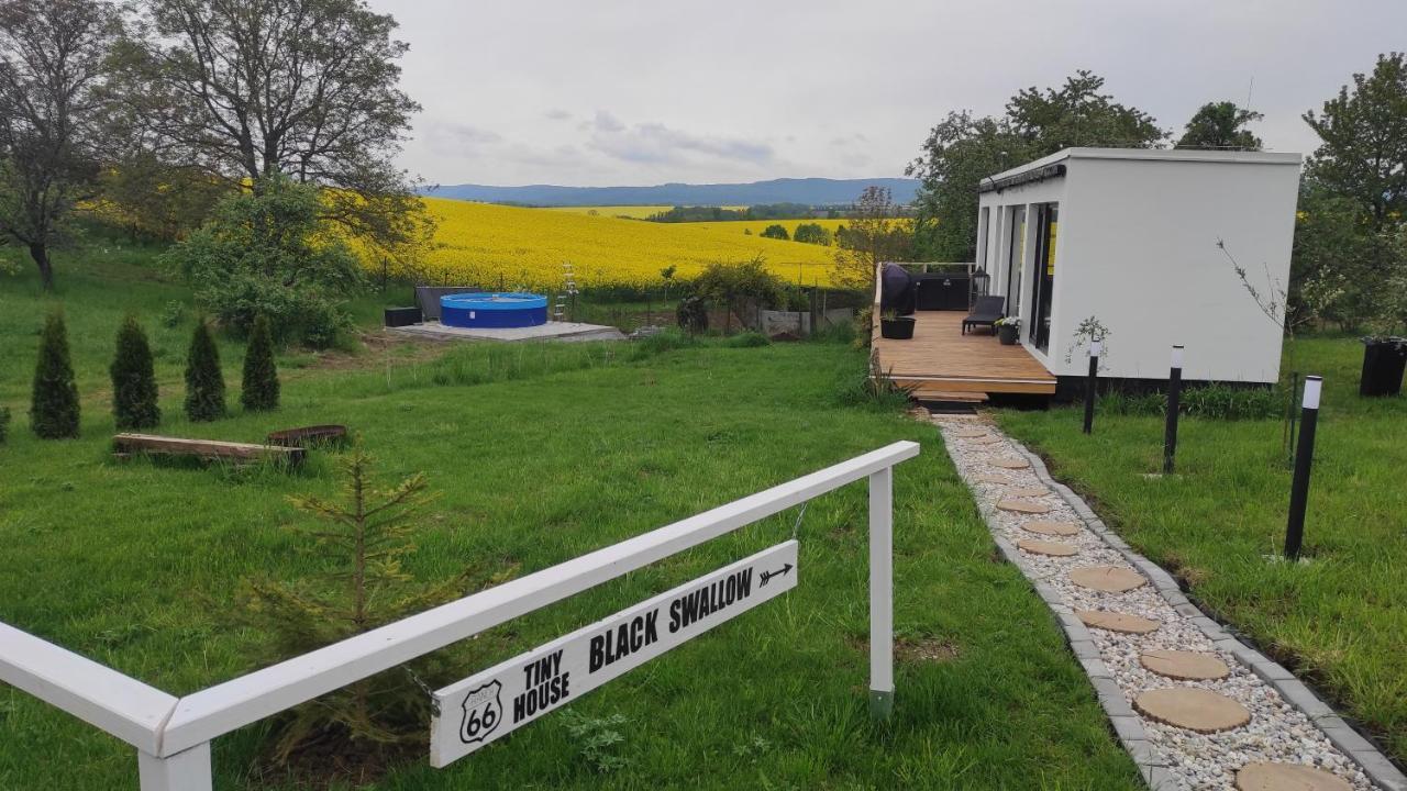 Tršice Ranch 66 - Moderni Tiny House Black Swallow Ve Stylu Route 66 Se Saunou A Bazenem מראה חיצוני תמונה